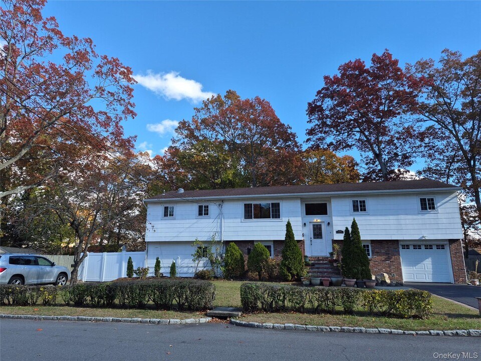 1019 Cassel Ave in Bay Shore, NY - Foto de edificio