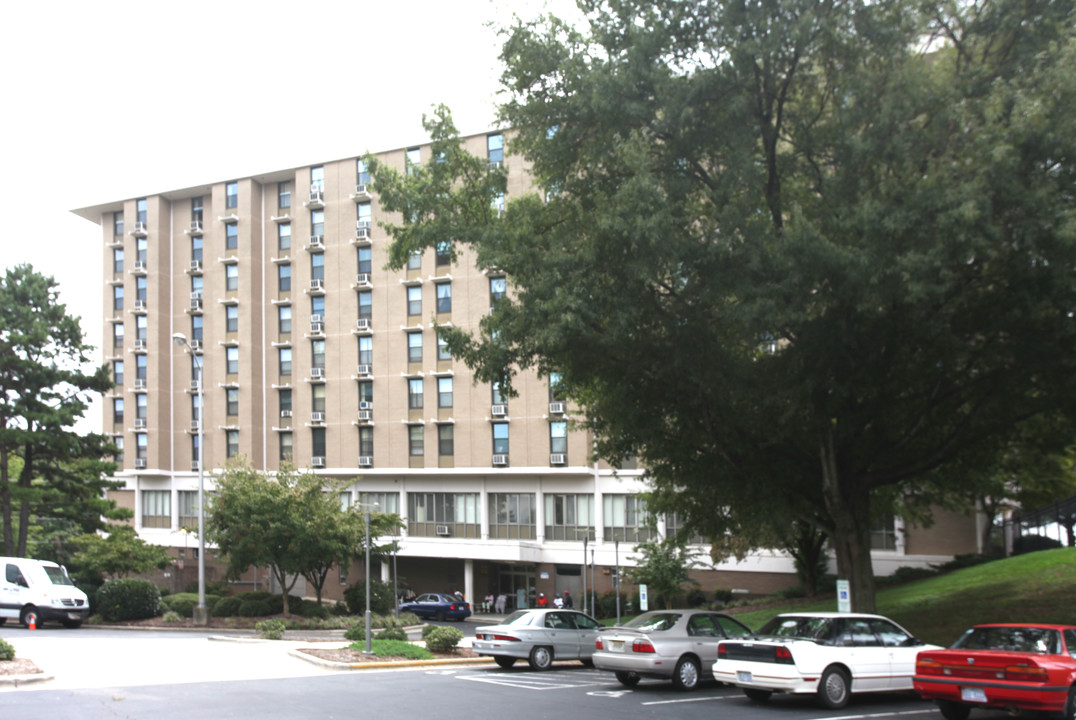 Astor Dowdy Towers in High Point, NC - Foto de edificio