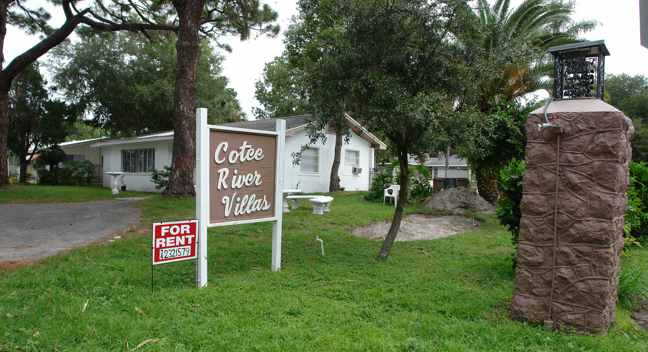 7300 Grand Blvd in New Port Richey, FL - Foto de edificio