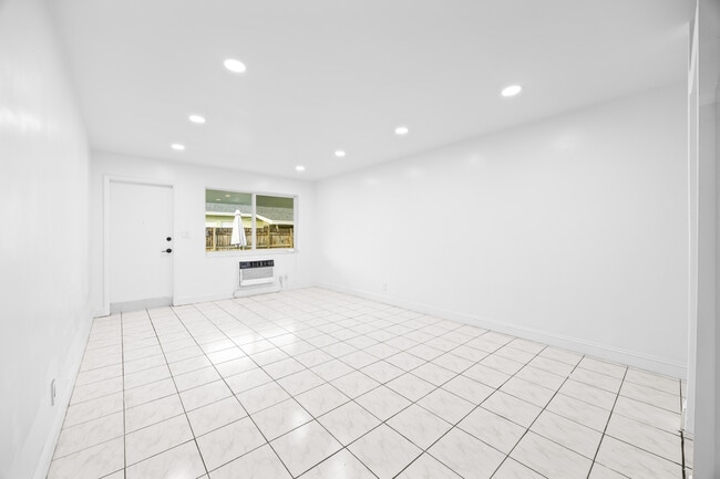 411 SE 3rd Ave in Hallandale Beach, FL - Building Photo - Building Photo