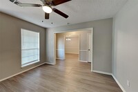 8114 Willow Forest Dr in Tomball, TX - Foto de edificio - Building Photo