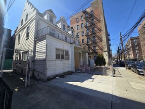 4168 Gleane St in Elmhurst, NY - Building Photo - Building Photo