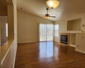 879 Poppyseed Ln in Corona, CA - Foto de edificio - Building Photo