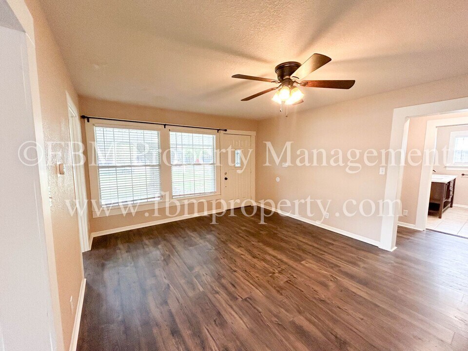 212 W Marshall St in Palmer, TX - Building Photo