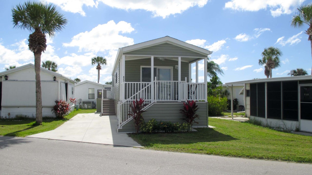 Indian Creek RV Resort & MH Community in Ft. Myers, FL - Foto de edificio