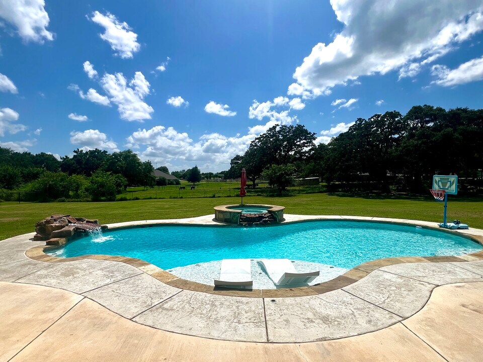 104 Sun Valley Ln in Weatherford, TX - Building Photo