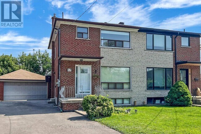 17 Woodenhill Ct