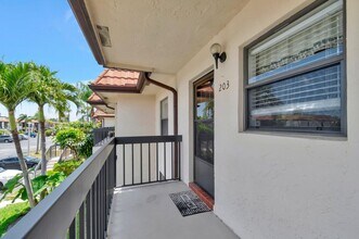 7202 Golf Colony Ct in Greenacres, FL - Building Photo - Building Photo