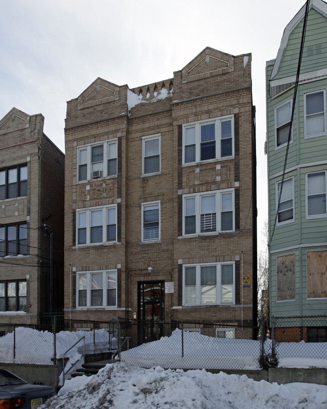 75 Bostwick Ave in Jersey City, NJ - Foto de edificio - Building Photo