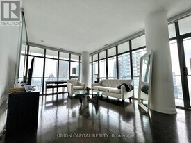 33 Charles St E in Toronto, ON - Building Photo