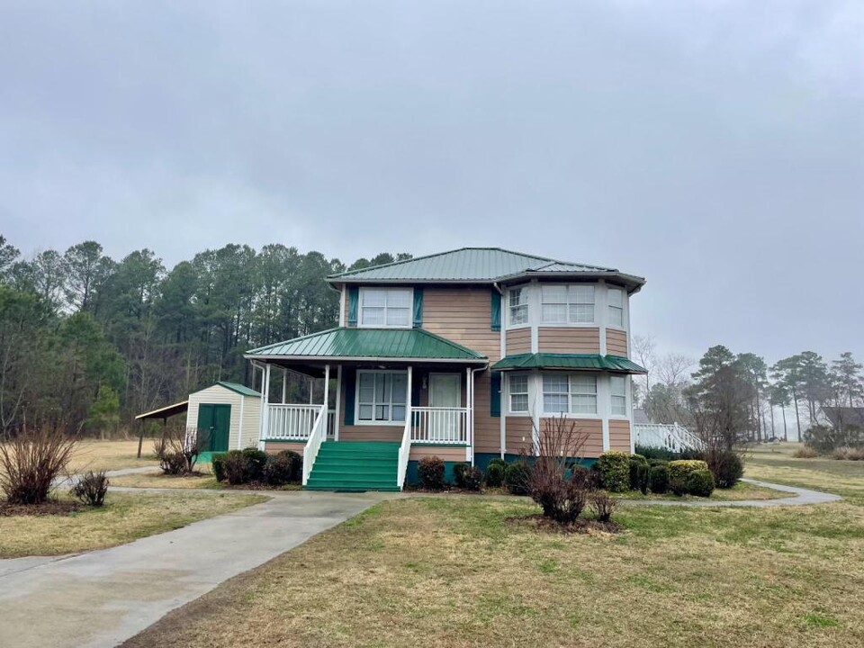 100 Pine Forest Dr in Maxton, NC - Building Photo