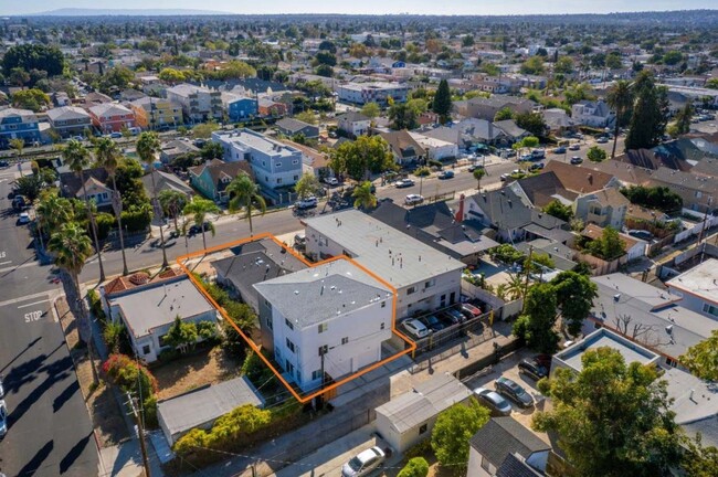 1205 W 37th Dr in Los Angeles, CA - Foto de edificio - Building Photo