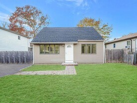 14 Titmus Dr in Mastic, NY - Building Photo