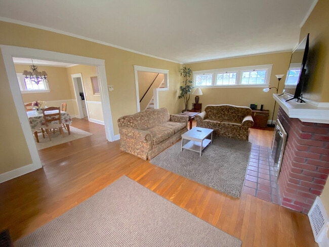 1611 Maple Rd