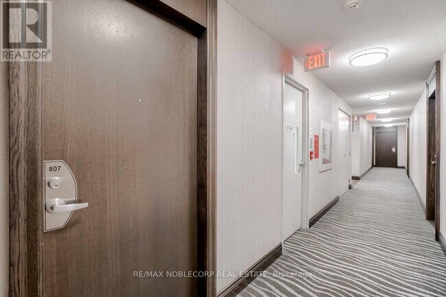 19 Grand Trunk Crescent in Toronto, ON - Building Photo - Building Photo