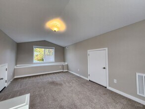 550 S Columbia St in Newberg, OR - Building Photo - Building Photo