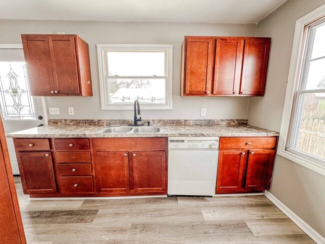 4911 Douglas Rd in Toledo, OH - Building Photo - Building Photo