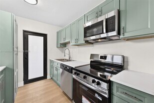 555 NW 94th St in Miami, FL - Building Photo