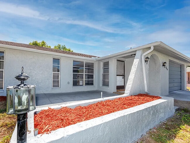 7414 San Carlos Dr in Port Richey, FL - Foto de edificio - Building Photo