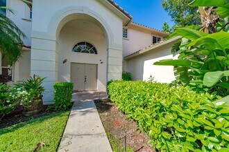 558 Stonemont Dr in Weston, FL - Foto de edificio - Building Photo