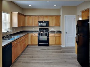 1824 Baslia Ln in Spring Hill, TN - Foto de edificio - Building Photo