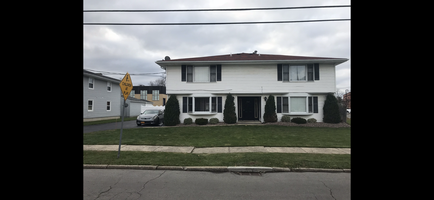 1365 Pierce Ave, Unit 4 in North Tonawanda, NY - Building Photo