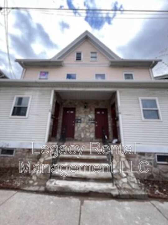 118 E Broad St in West Hazleton, PA - Building Photo