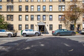 243 W 70th St in New York, NY - Foto de edificio - Building Photo