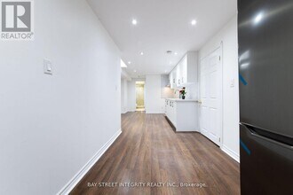 5657 Raleigh St in Mississauga, ON - Building Photo - Building Photo