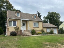 15 Laurel Pl in Fairfield, NJ - Building Photo