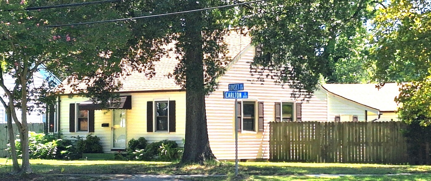 1301 Sunset Dr in Norfolk, VA - Foto de edificio