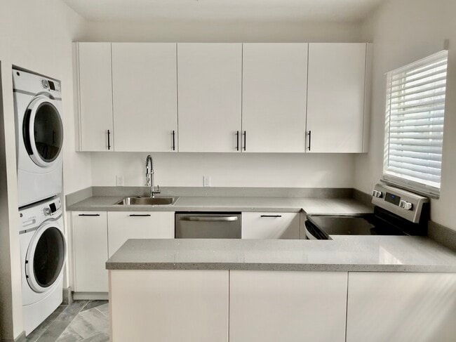 1525 Pennsylvania Ave, Unit 12 in Miami Beach, FL - Foto de edificio - Building Photo