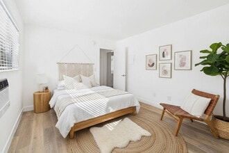 Villa La Paloma in Reseda, CA - Building Photo - Building Photo