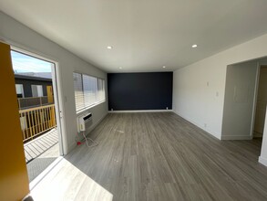 7347 Haskell Ave, Unit 209 in Los Angeles, CA - Foto de edificio - Building Photo