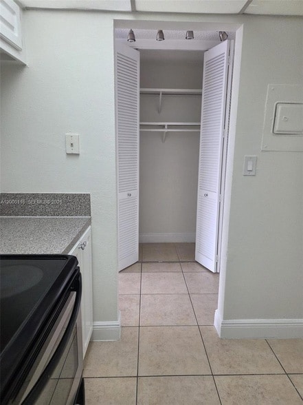 1800 Sans Souci Blvd, Unit 217 in North Miami, FL - Foto de edificio - Building Photo