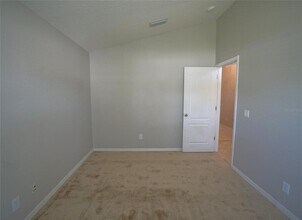 6807 Guilford Crest Dr in Apollo Beach, FL - Building Photo - Building Photo