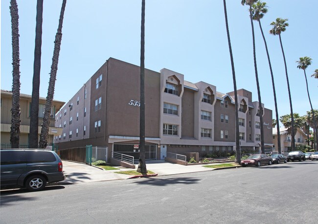 Russell Court Apartments in Los Angeles, CA - Foto de edificio - Building Photo