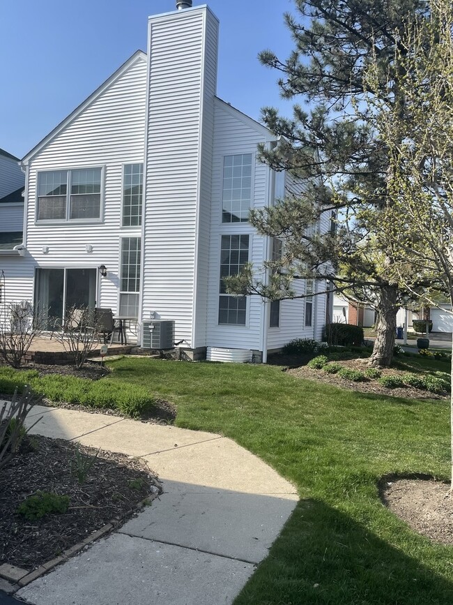 114 Meadowbrook Ln in Lake Bluff, IL - Building Photo - Building Photo