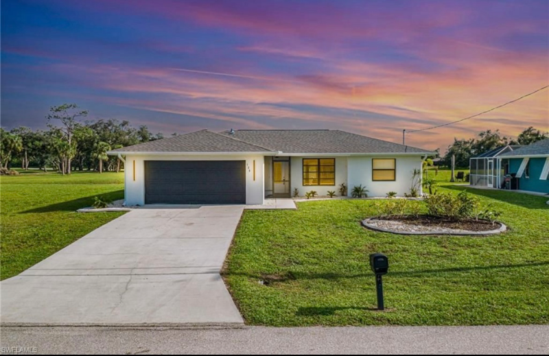 129 Mark Twain Ln in Rotonda West, FL - Building Photo