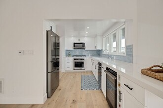 316 1st St, Unit 316 half in Manhattan Beach, CA - Building Photo - Building Photo