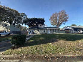 4848 Honeygrove Rd in Virginia Beach, VA - Building Photo