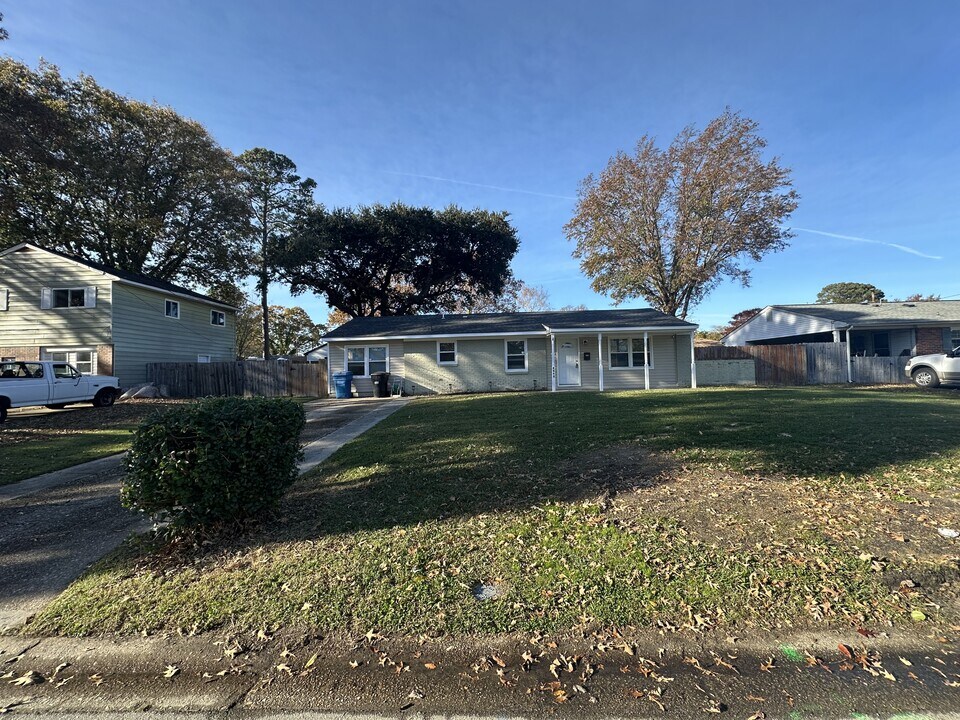 4848 Honeygrove Rd in Virginia Beach, VA - Building Photo