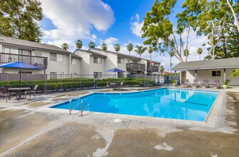 Villa Creek Apartments in Cypress, CA - Foto de edificio - Building Photo