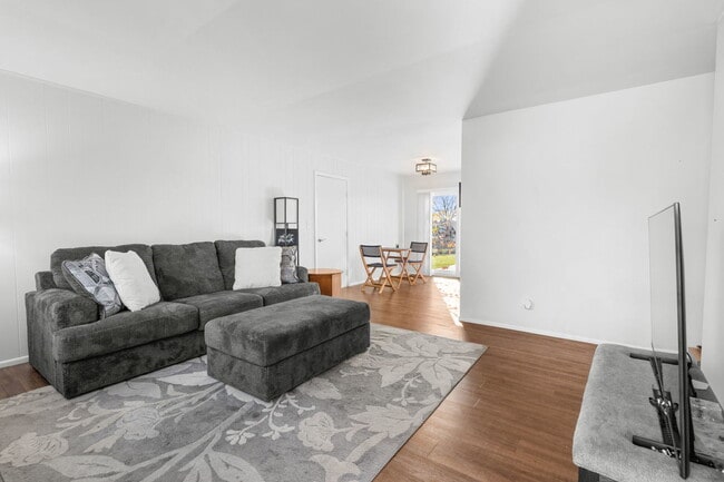 5011-5013 Three Oaks Rd in Crystal Lake, IL - Foto de edificio - Building Photo