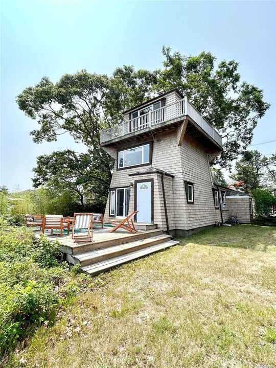 55 West End Ave in East Quogue, NY - Building Photo