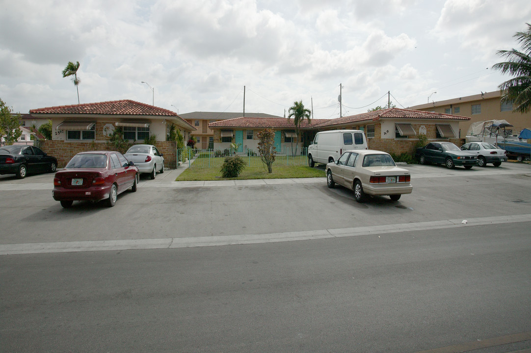 2575 W 2nd Ave in Hialeah, FL - Foto de edificio