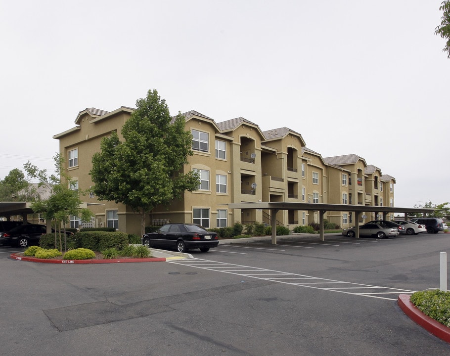 Agave Apartments in Elk Grove, CA - Foto de edificio