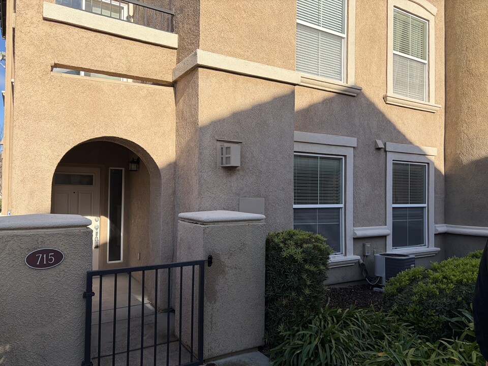 5350 Dunlay Dr, Unit 715 in Sacramento, CA - Foto de edificio