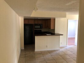 744 Executive Center Dr in West Palm Beach, FL - Building Photo