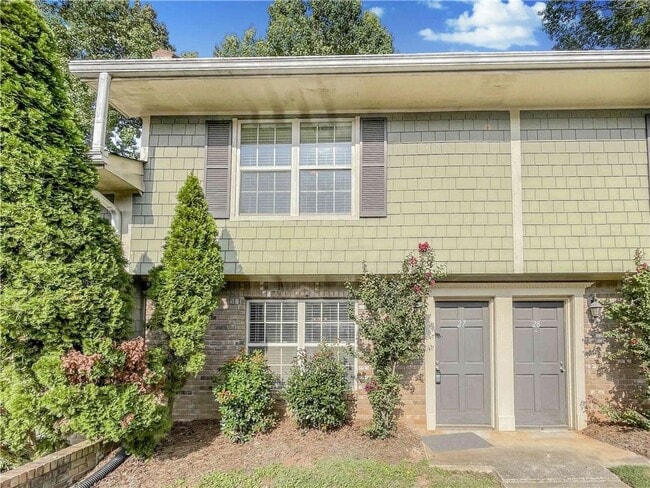 property at 27 Villa Ct SE